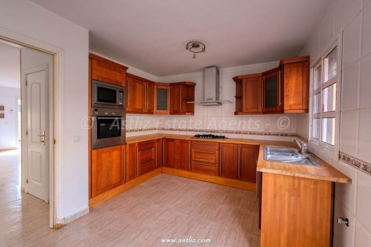 4 bedroom Villa for sale in Costa del Silencio with garage - € 360,000 (Ref: 9782088)