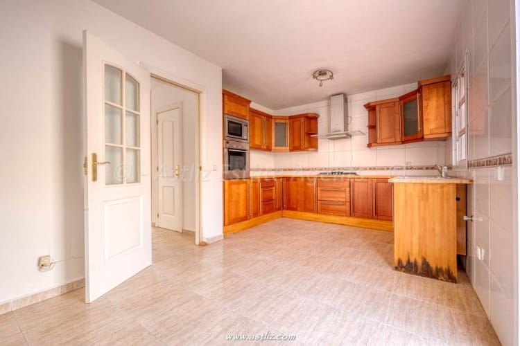 4 bedroom Villa for sale in Costa del Silencio with garage - € 360,000 (Ref: 9782088)