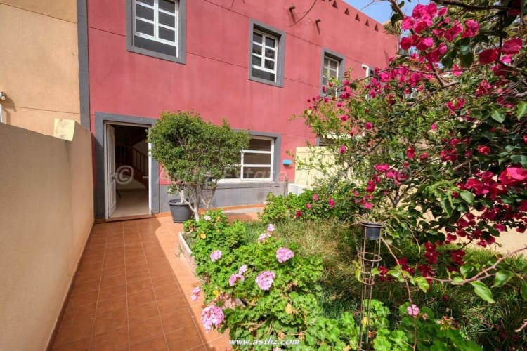 4 bedroom Villa for sale in Costa del Silencio with garage - € 360,000 (Ref: 9782088)