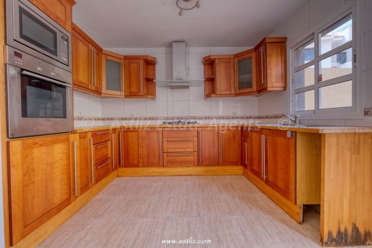 4 bedroom Villa for sale in Costa del Silencio with garage - € 360,000 (Ref: 9782088)