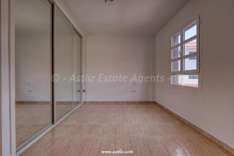 4 bedroom Villa for sale in Costa del Silencio with garage - € 360,000 (Ref: 9782088)