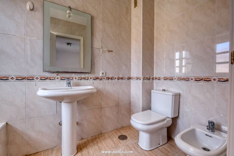 4 bedroom Villa for sale in Costa del Silencio with garage - € 360,000 (Ref: 9782088)