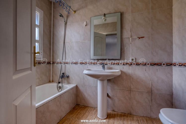 4 bedroom Villa for sale in Costa del Silencio with garage - € 360,000 (Ref: 9782088)