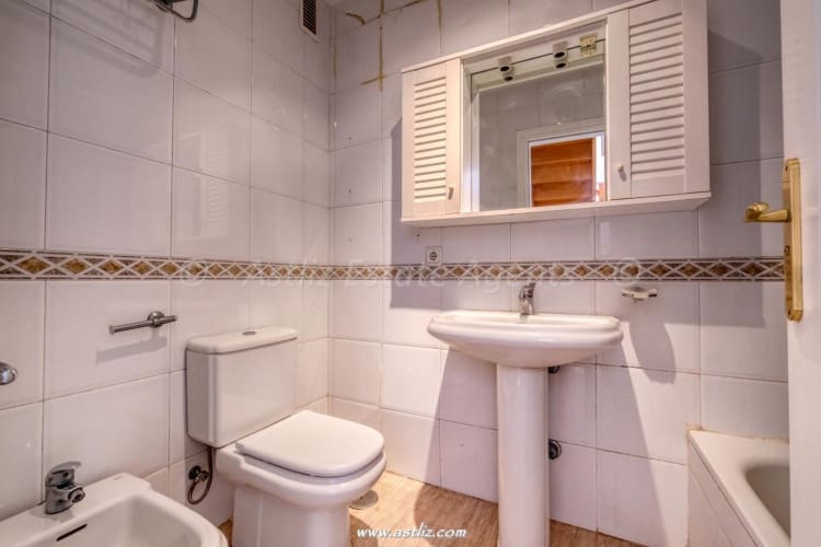 4 bedroom Villa for sale in Costa del Silencio with garage - € 360,000 (Ref: 9782088)