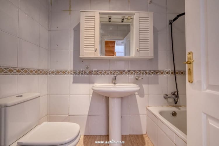 4 bedroom Villa for sale in Costa del Silencio with garage - € 360,000 (Ref: 9782088)