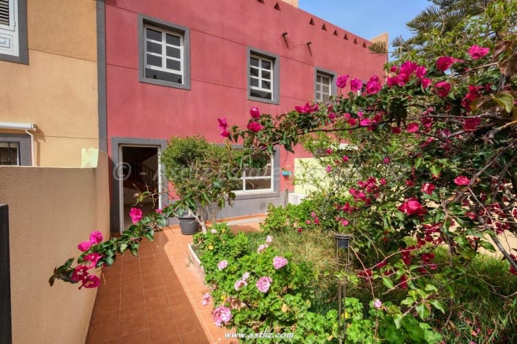 4 bedroom Villa for sale in Costa del Silencio with garage - € 360,000 (Ref: 9782088)