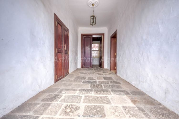 9 bedroom Villa for sale in San Cristobal de La Laguna - € 1,500,000 (Ref: 9816478)