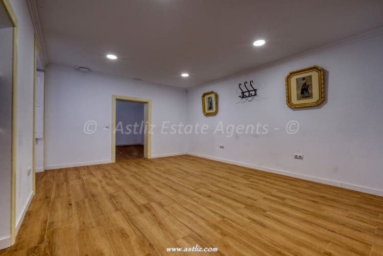 9 bedroom Villa for sale in San Cristobal de La Laguna - € 1,500,000 (Ref: 9816478)