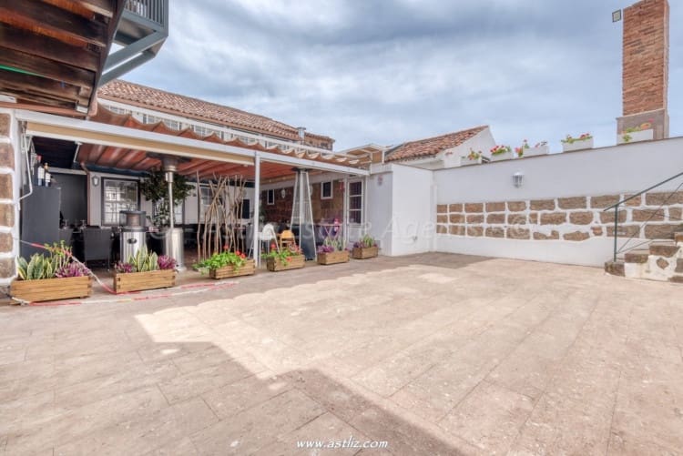 9 bedroom Villa for sale in San Cristobal de La Laguna - € 1,500,000 (Ref: 9816478)