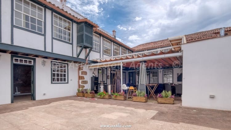 9 bedroom Villa for sale in San Cristobal de La Laguna - € 1,500,000 (Ref: 9816478)