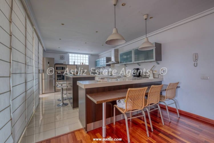 7 soverom Villa til salgs i Icod de los Vinos med garasje - € 640 000 (Ref: 9883734)