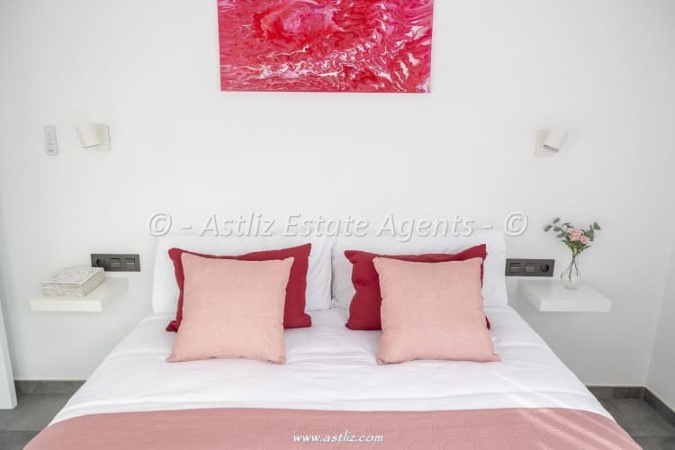 2 bedroom Villa for sale in Abades with pool garage - € 549,000 (Ref: 9921136)