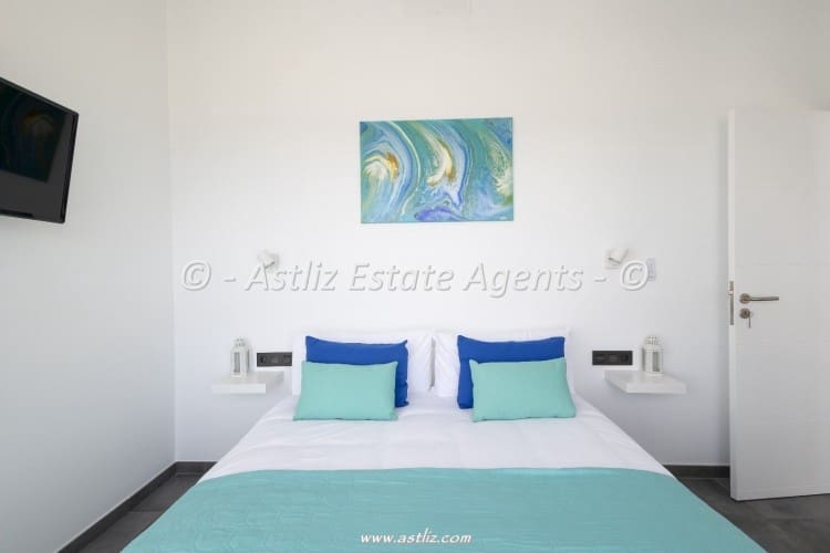 2 bedroom Villa for sale in Abades with pool garage - € 549,000 (Ref: 9921136)
