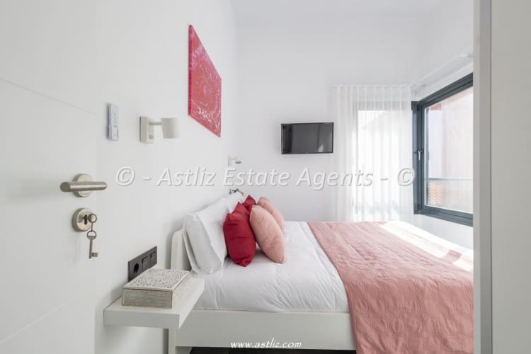 2 bedroom Villa for sale in Abades with pool garage - € 549,000 (Ref: 9921136)