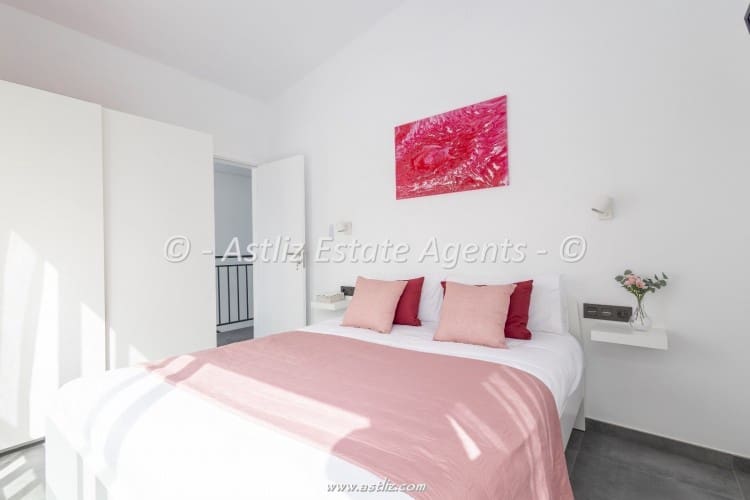 2 chambre Villa/Maison à vendre à Arico avec piscine garage - 549 000 € (Ref: 9921136)