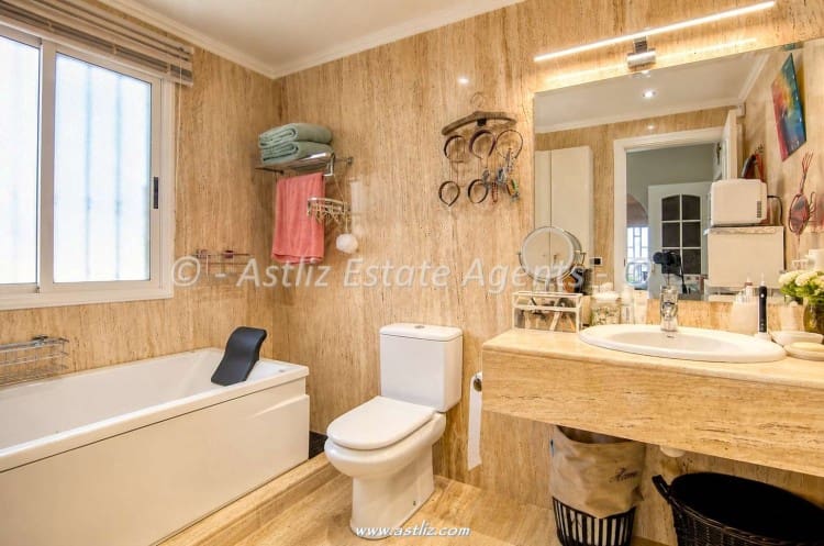 4 bedroom Villa for sale in Valle de San Lorenzo with garage - € 780,000 (Ref: 9928305)