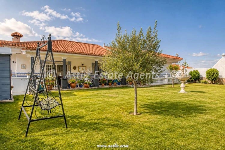 4 bedroom Villa for sale in Valle de San Lorenzo with garage - € 780,000 (Ref: 9928305)