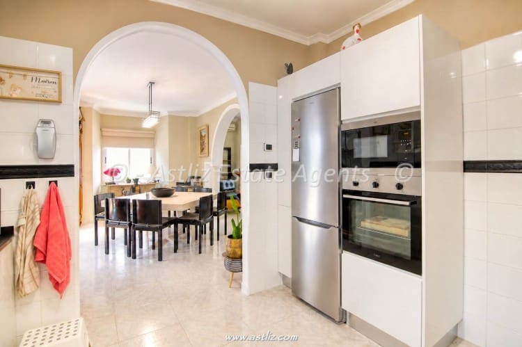 4 bedroom Villa for sale in Valle de San Lorenzo with garage - € 780,000 (Ref: 9928305)