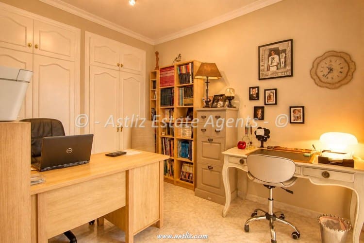 4 bedroom Villa for sale in Valle de San Lorenzo with garage - € 780,000 (Ref: 9928305)