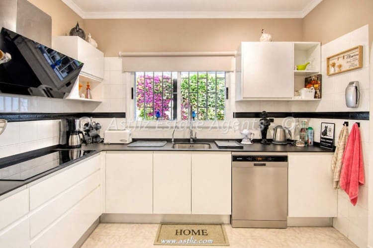 4 bedroom Villa for sale in Valle de San Lorenzo with garage - € 780,000 (Ref: 9928305)