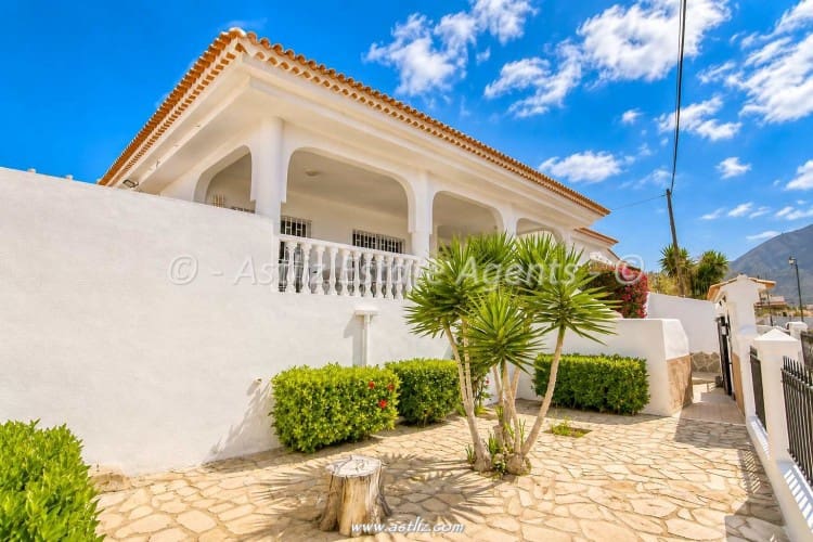 4 bedroom Villa for sale in Valle de San Lorenzo with garage - € 780,000 (Ref: 9928305)