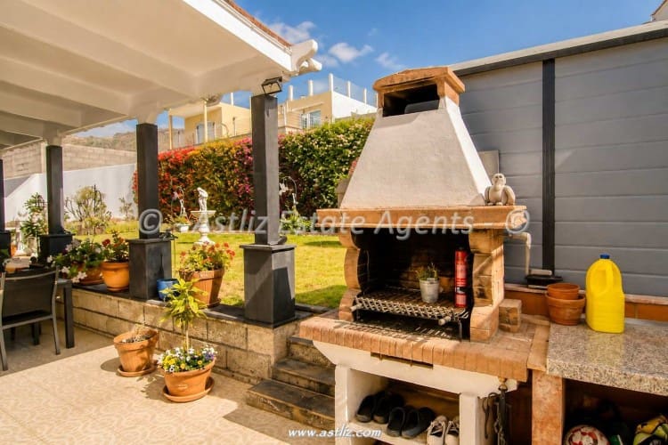 4 bedroom Villa for sale in Valle de San Lorenzo with garage - € 780,000 (Ref: 9928305)
