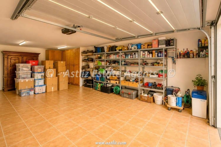 4 bedroom Villa for sale in Valle de San Lorenzo with garage - € 780,000 (Ref: 9928305)