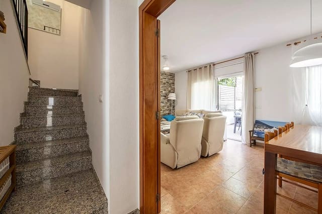 Adosado de 4 habitaciones en Montagut i Oix en venta con piscina garaje - 470.000 € (Ref: 10148796)