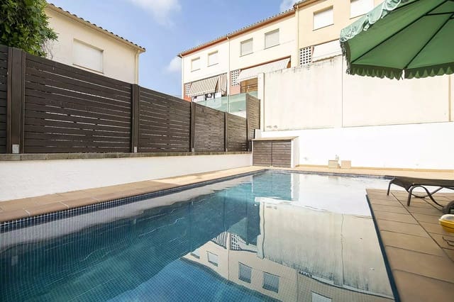 Adosado de 4 habitaciones en Montagut i Oix en venta con piscina garaje - 470.000 € (Ref: 10148796)