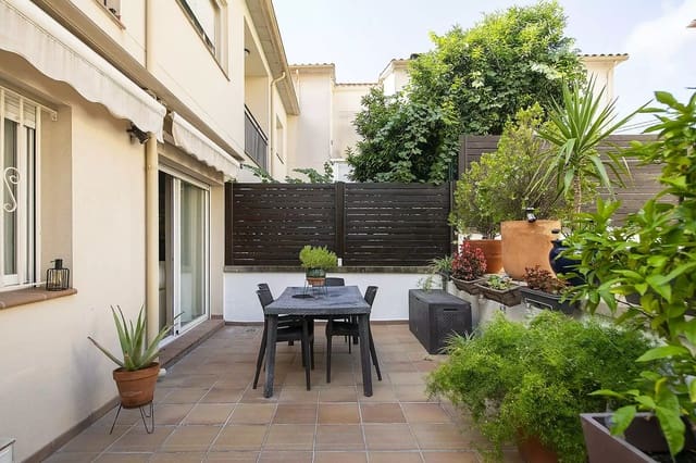 Adosado de 4 habitaciones en Montagut i Oix en venta con piscina garaje - 470.000 € (Ref: 10148796)