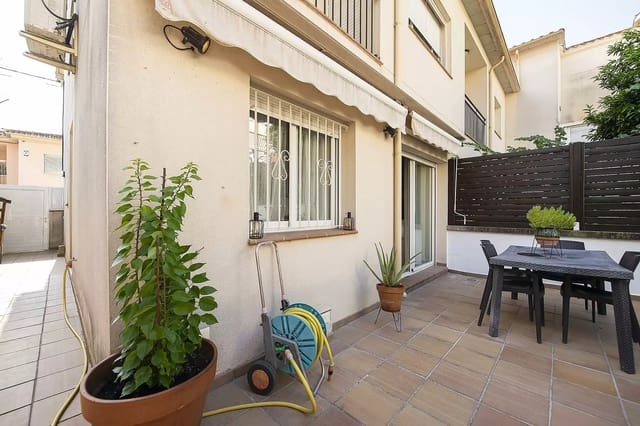 Adosado de 4 habitaciones en Montagut i Oix en venta con piscina garaje - 470.000 € (Ref: 10148796)