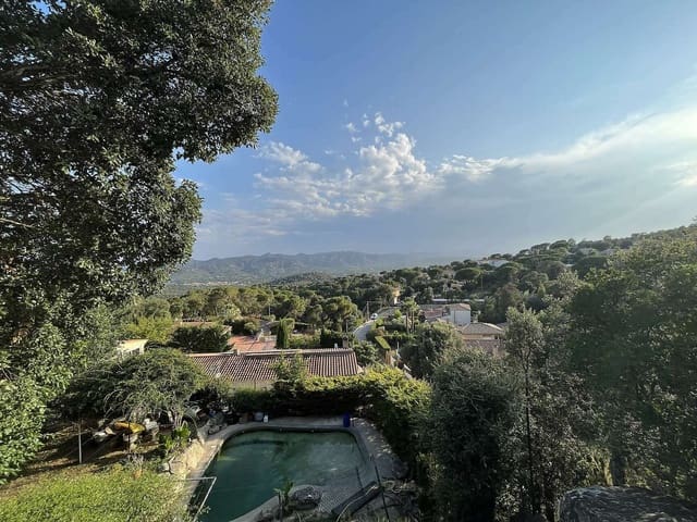 Rakentamaton maa myytävänä paikassa Santa Cristina d'Aro - 80 000 € (Ref: 7717745)