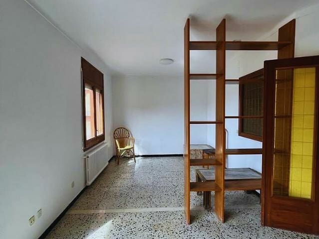 3 bedroom Apartment for sale in Sant Feliu de Guíxols - € 185,000 (Ref: 7853076)