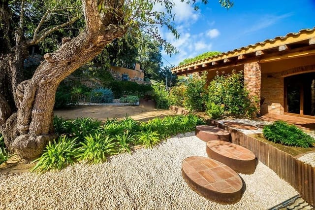 5 bedroom Villa for sale in Mont-ras with garage - € 1,180,000 (Ref: 8102201)