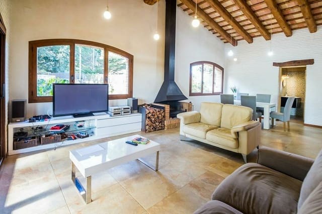 5 bedroom Villa for sale in Mont-ras with garage - € 1,180,000 (Ref: 8102201)