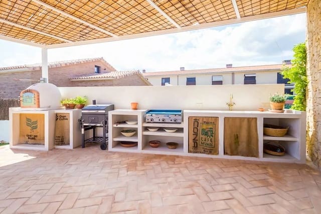 4 bedroom Villa for sale in Vall-llobrega with garage - € 1,095,000 (Ref: 8392562)
