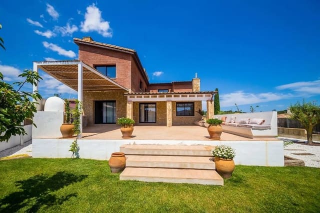 4 bedroom Villa for sale in Vall-llobrega with garage - € 1,095,000 (Ref: 8392562)