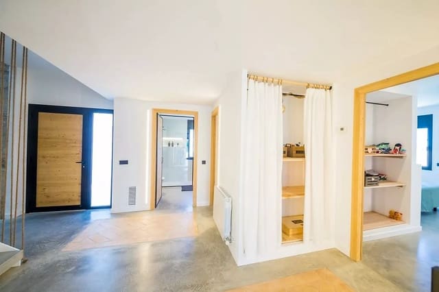 4 bedroom Villa for sale in Vall-llobrega with garage - € 1,095,000 (Ref: 8392562)