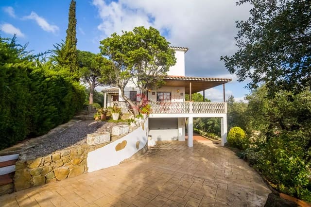 5 soveværelse Villa til salg i Santa Cristina d'Aro med swimmingpool garage - € 370.000 (Ref: 8857167)