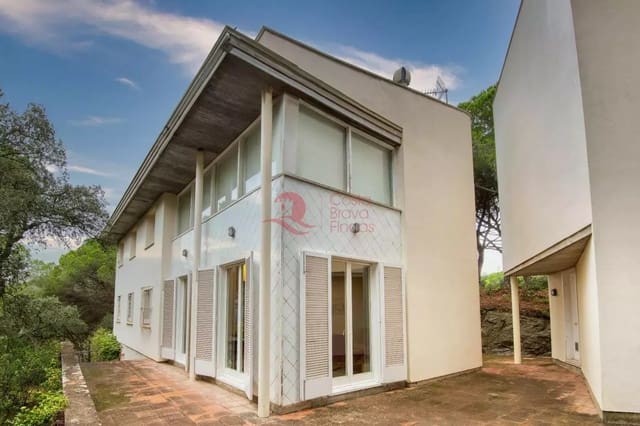 5 bedroom Villa for sale in Santa Cristina d'Aro - € 550,000 (Ref: 8988191)