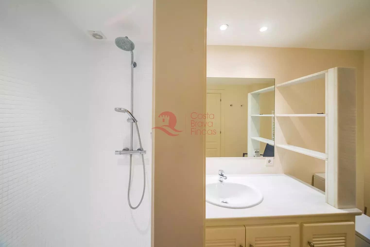 7 soveværelse Byhus til salg i Fonteta med swimmingpool garage - € 695.000 (Ref: 9048652)