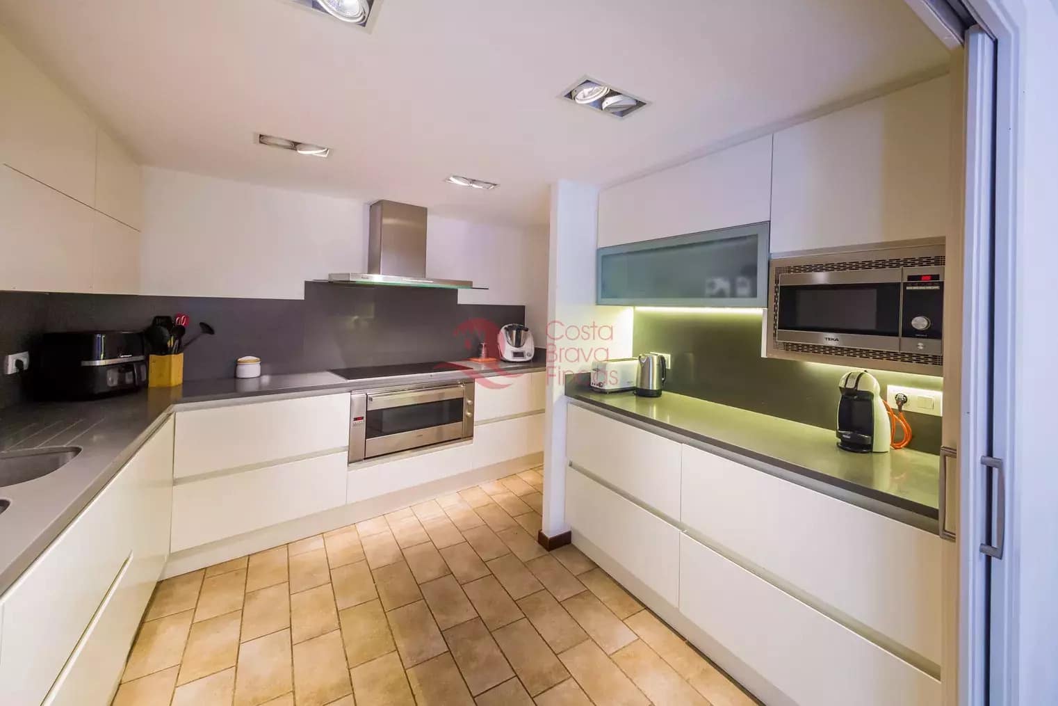 7 soveværelse Byhus til salg i Fonteta med swimmingpool garage - € 695.000 (Ref: 9048652)