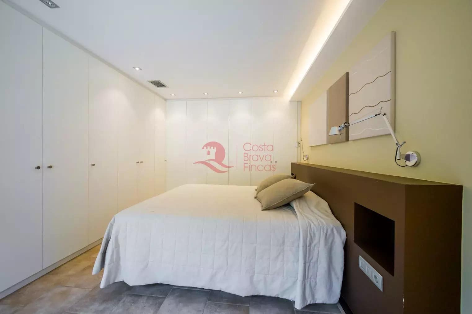 7 soveværelse Byhus til salg i Fonteta med swimmingpool garage - € 695.000 (Ref: 9048652)