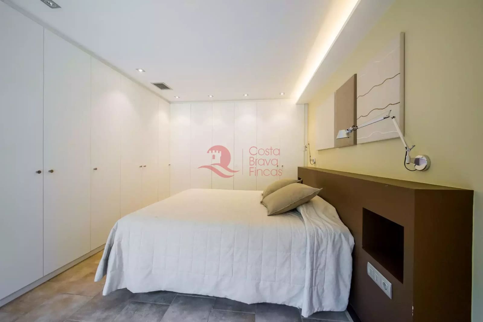 7 soveværelse Byhus til salg i Fonteta med swimmingpool garage - € 695.000 (Ref: 9048652)