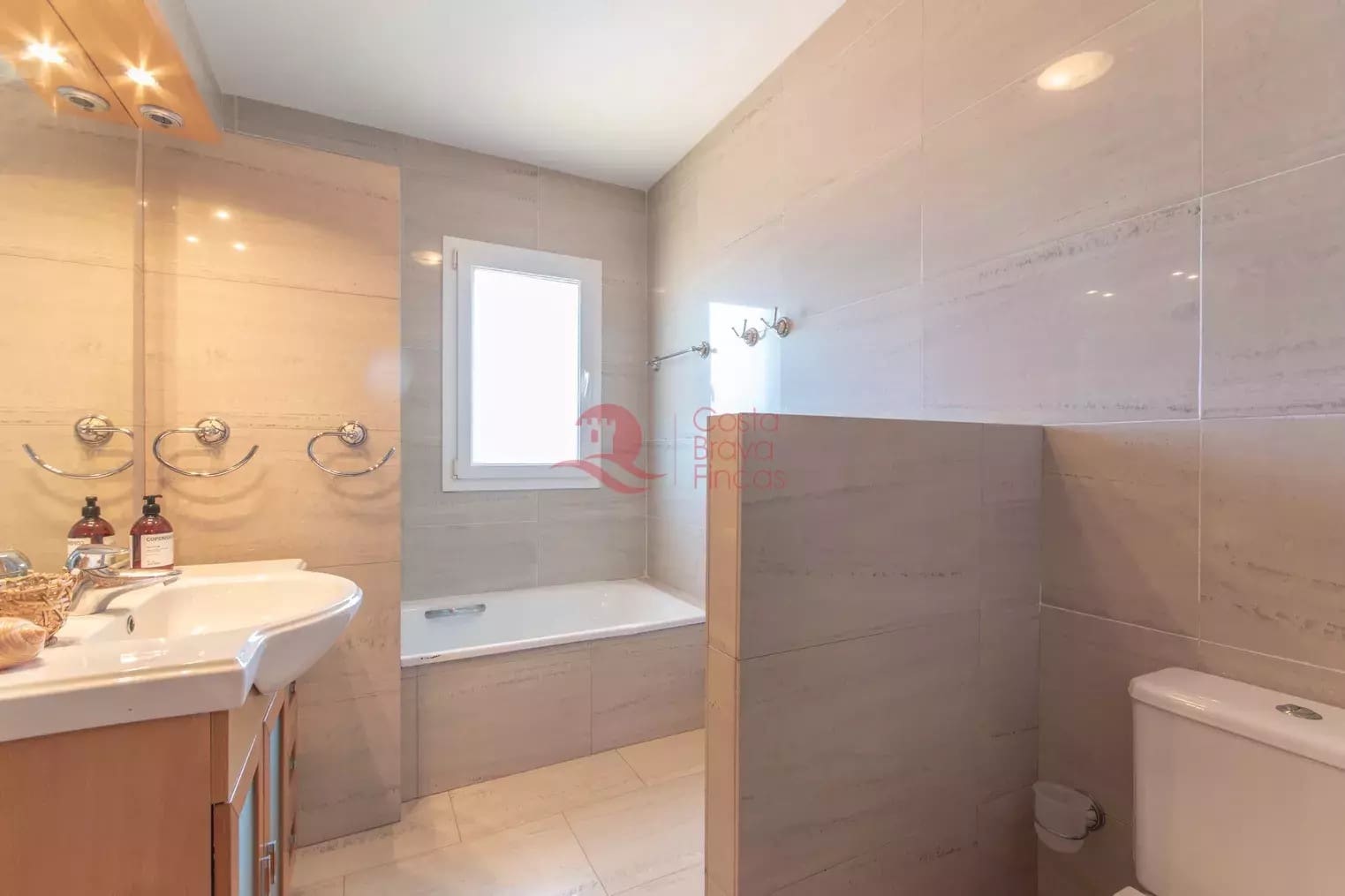 6 bedroom Villa for sale in Begur with pool garage - € 695,000 (Ref: 9134289)