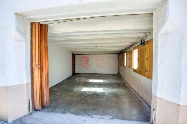 5 bedroom Villa for sale in Sant Feliu de Guíxols with garage - € 600,000 (Ref: 9264262)