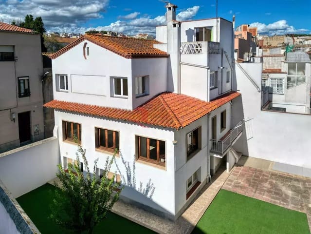 5 bedroom Villa for sale in Sant Feliu de Guíxols with garage - € 600,000 (Ref: 9264262)