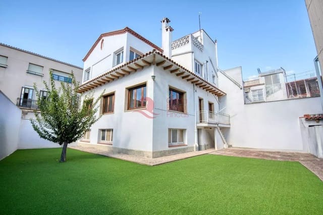5 bedroom Villa for sale in Sant Feliu de Guíxols with garage - € 600,000 (Ref: 9264262)