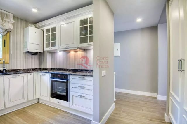 Apartamento de 2 habitaciones en Sant Feliu de Guíxols en venta con piscina garaje - 650.000 € (Ref: 9400704)