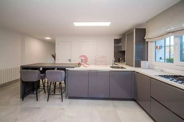 4 bedroom Townhouse for sale in Platja d'Aro, Castell-Platja d'Aro with garage - € 600,000 (Ref: 9449013)